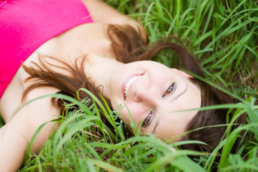 Jeune femme allongée dans l'herbe