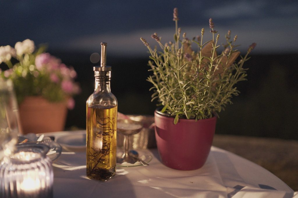 Une bouteille d'huile d'olive sur une table pour consommer des lipides