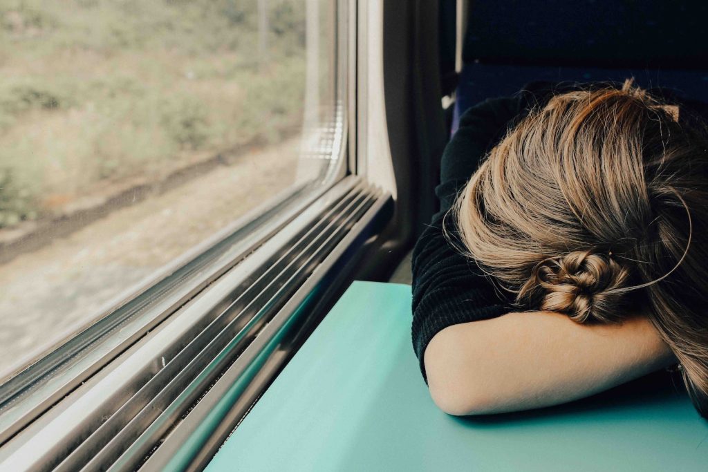 Une femme qui dort dans un train.